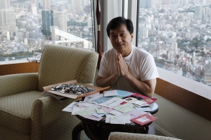 Jack Chan no hotel em Tokyo lendo as cartas dos fãs japas! Foto do Twitter do CHan